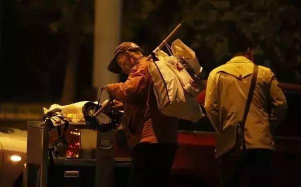 含著淚看完的！一位拾荒老人，溫暖了整個人間