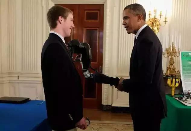 19歲少年發(fā)明了用意念控制手臂，震驚世界！