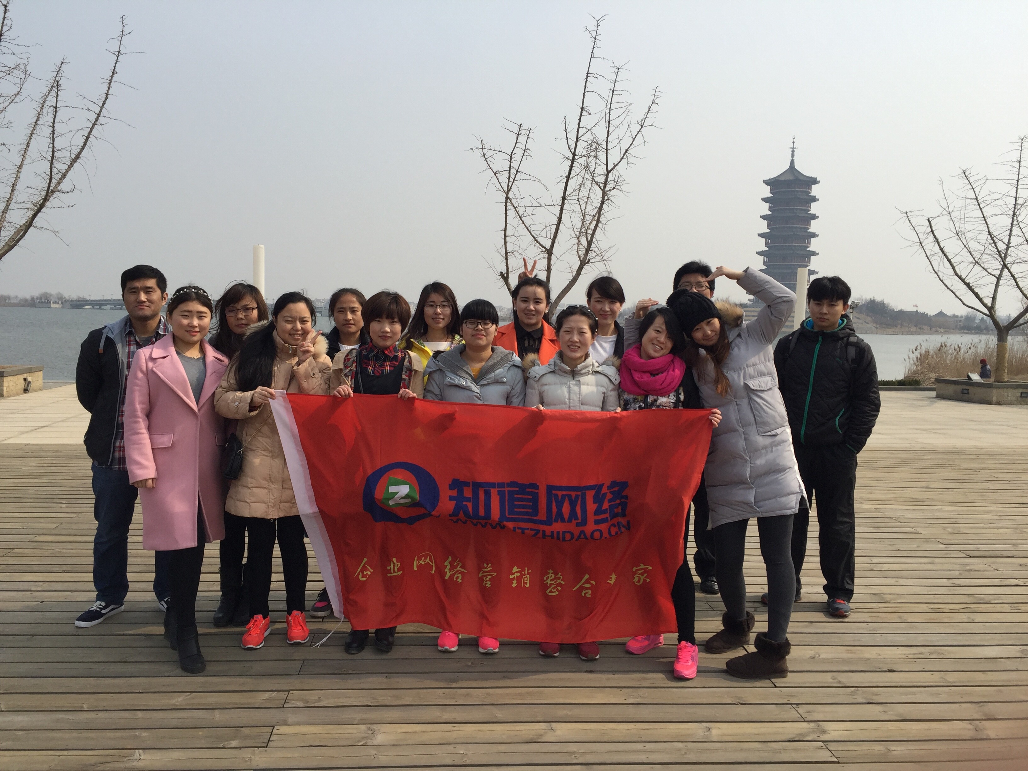 陽春三月，草長鶯飛，我們一起去摘草莓吧！