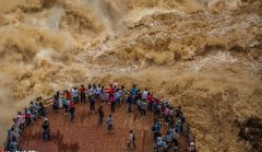 云南虎跳峽“超級山洪”：游客淡定拍照，作死